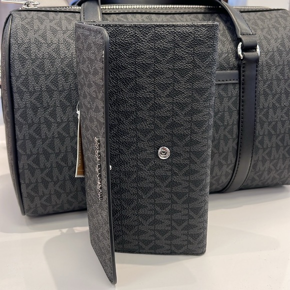 Michael Kors Jet Set Large Signature Logo Tri-Fold Wallet
Black 
NWT - Picture 16 of 16